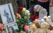 Imagen del 15 de mayo de 2026, de ofrendas a las víctimas de un ataque ruso a Kiev.