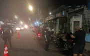 Operativo policial en Guayaquil durante controles nocturnos, en el marco de acciones contra grupos delictivos.
