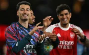 Arsenal venció 1-0 a Burnley y está cerca de coronarse en la Premier League, con la presencia de Piero Hincapié (d)
