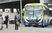 Precaución. Antes de subirse a los buses, los pasajeros toman todos los resguardos necesarios.
