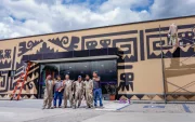 Trabajadores ultiman detalles del mural en el Museo Nacional de Quito, parte del nuevo espacio inmersivo.