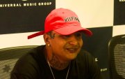 New Jerson en la firma de contrato con la disquera internacional en marzo de 2026.