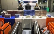 Según las investigaciones preliminares, la droga tenía como destino Perú, donde cada paquete alcanzaría un valor aproximado de 1.200 dólares.