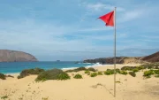 Ecuador activó bandera roja en 14 playas este 19 de mayo por fuerte oleaje y aguaje.