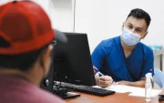 En los centros médicos municipales se ha dispuesto el uso de mascarillas para prevenir el contagio de enfermedades respiratorias.