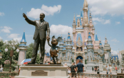 Expertos en privacidad señalaron como un peligro previo a las MagicBand+, ya que pueden rastrean la ubicación exacta de los visitantes mediante sensores en todo el parque