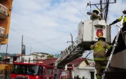 Los bomberos atendieron la emergencia de un hombre que se electrocutó en Lomas de Urdesa.
