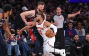 Los Knicks ante la férrea defensa de Cleveland en el arranque de la final del Este.