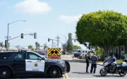 Integrantes de la Policía de San Diego custodian la zona del ataque contra una mezquita este lunes, en San Diego (Estados Unidos).