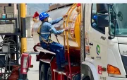 Personal de la Agencia de Regulación y Control verifica el despacho de combustible.