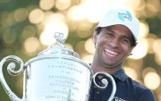 El golfista inglés Aaron Rai celebra con el trofeo tras consagrarse campeón de un torneo oficial de la PGA.