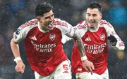 Piero Hincapié (i), figura de la defensa de Arsenal en la Premier League.