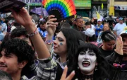 Jóvenes simpatizantes del candidato a la Presidencia de Colombia por el partido Pacto Histórico, Iván Cepeda, asisten a un evento de campaña en Bogotá (Colombia).