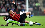 Evanilson del Bournemouth en acción con el Marc Guehi del Manchester City, que empataron 1-1.