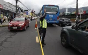 Agentes metropolitanos de tránsito realizan controles para verificar el cumplimiento del pico y placa.