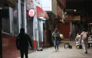 En tiempo de toque queda los negocios cierran más temprano y con ello se pierde de vender.