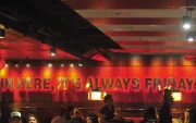 El local de Friday's del centro comercial San Luis, en Quito, mantiene cerradas sus puertas, lo que ha generado dudas sobre si suspendió su servicio.