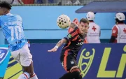 Jugador de Emelec rechaza el balón en el partido con Manta.