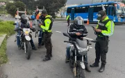 Imagen referencial. Efectivos de la Policía durante un control a motocicletas en Quito.