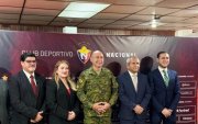 El general Ricardo Cajas (c) asumió la presidencia del Club Deportivo El Nacional el 17 de diciembre de 2025, tras la renuncia de Marco Vinicio Pazos.