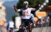 Jhonatan Narvaez celebra eufórico luego de pasar primero la meta de la etapa 11.