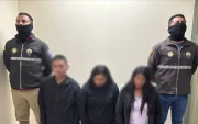 Tres personas fueron aprehendidas en el sur de Quito por presuntamente robar celulares en buses urbanos.