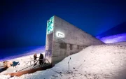 Representantes de numerosos países y universidades a su llegada con nuevas semillas al Depósito Mundial de Semillas de Svalbard (SGSV), en Spitsbergen (Noruega).