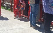 Padres de familia protestaron en los exteriores de una institución educativa ante la denuncia de un caso de presunta agresión sexual a una menor de 7 años.