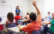 La disciplina positiva propone reemplazar los castigos y gritos por estrategias basadas en empatía, escucha, límites claros y acompañamiento emocional dentro y fuera del aula.