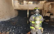 Los bomberos soficaron y controlaron en fuego en la mueblería.