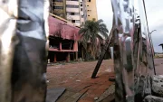Los atacantes vulneran las cercas para robar el edificio Multicomercio, en Guayaquil.