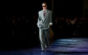Saint Laurent llevó la corbata a la pasarela Primavera-Verano 2025 con una propuesta de sastrería oversize, donde el traje masculino se transforma en un gesto de poder, sofisticación y estilo femenino.