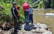 La Policía y bomberos rescataron al joven que estaba en una zona de difícil acceso.