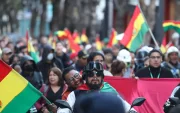 Integrantes de "plataformas ciudadanas" participan en una manifestación en contra de los bloqueos, en La Paz (Bolivia).