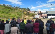 Padres de familia protestaron en la unidad educativa por los casos de presunta agresión sexual cometidos por un docente.