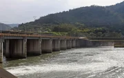 Sedimentos provocados por la creciente de los ríos afectan la operación de la hidroeléctrica.