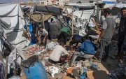 Palestinos inspeccionan los daños en sus tiendas de campaña en la zona de Al-Mawasi tras un ataque aéreo israelí, en la Franja de Gaza, el 21 de mayo de 2026.