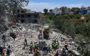 Los equipos de rescate libaneses buscan entre los escombros víctimas  un día después de que un ataque aéreo israelí impactara Líbano, el 20 de mayo de 2026.