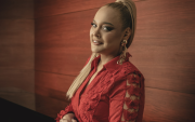 La artista ecuatoriana prepara el lanzamiento de nuevas canciones mientras continúa con Las Damas de Oro.