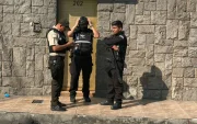 Policía y agentes de Segura EP atendieron el reporte por bullicio en una vivienda.