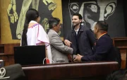 El presidente de la Asamblea, Niels Olsen, conversa y saluda con algunos de sus colegas.