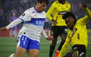 Jhonnier Chalá en el momento de hacer la falta.