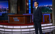 Stephen Colbert durante el monologo del episodio que dio final al The Late Night Show