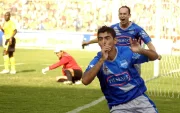 Luis Miguel Escalada celebró uno de sus goles con la camiseta del Club Sport Emelec durante su etapa como delantero del conjunto eléctrico.