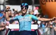 El ciclista italiano Alberto Bettiol (XDS Astana Team) celebra su vicotria en la etapa 13 del Giro de Italia sobre 189km desde Alessandria a Verbania, Italia.