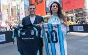 Leandro Petersen y Flor Sabatini durante la presentación de la alianza entre la AFA y Google Gemini en Nueva York.