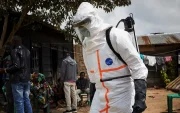 Un equipo sanitario desinfecta y descontamina la casa de un paciente de ébola.