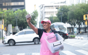 "Cakecito, cakecito”, repite Luis Eduardo Jaramillo mientras ofrece sus productos en distintos sectores de la ciudad.