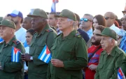 El presidente de Cuba, Miguel Diaz-CanelI (c), asiste a un evento en apoyo al expresidente cubano Raúl Castro este viernes, en La Habana (Cuba).