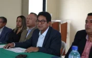 Jorge Yánez, en el centro, junto a otros dirigentes de la transportación.